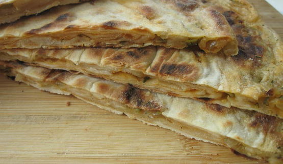 лепешка с оливками, луком и томатным соусом