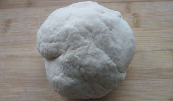 лепешка с оливками, луком и томатным соусом