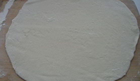 лепешка с оливками, луком и томатным соусом