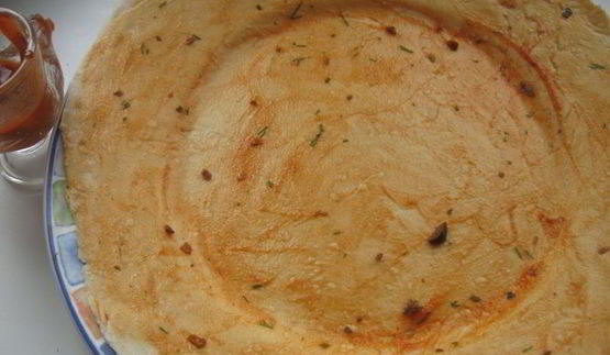 лепешка с оливками, луком и томатным соусом