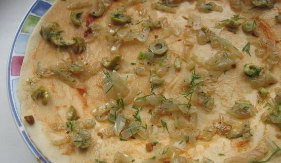 лепешка с оливками, луком и томатным соусом