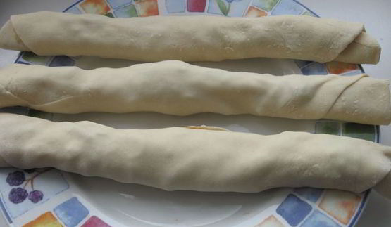 лепешка с оливками, луком и томатным соусом