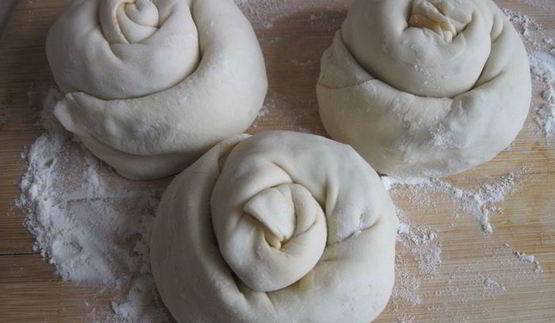 лепешка с оливками, луком и томатным соусом