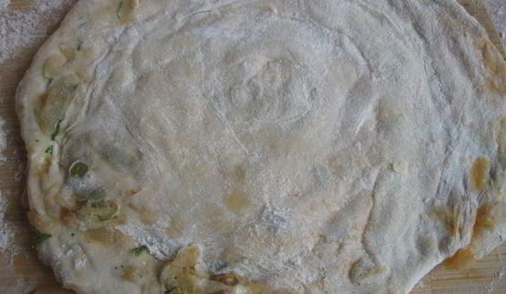 лепешка с оливками, луком и томатным соусом