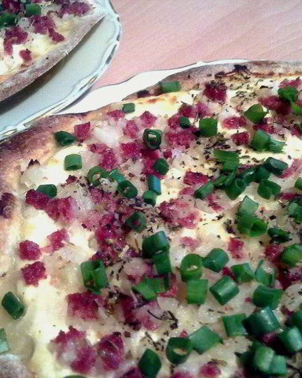 Рецепт лепешек из пресного теста с беконом