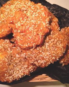 Лепешки с кунжутом, семечками и сыром на сыворотке