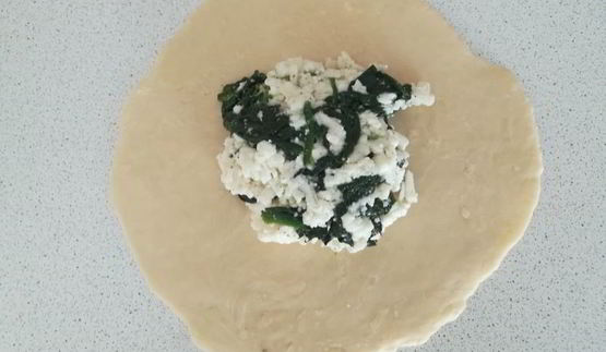лепешки с начинкой из сыра и шпината