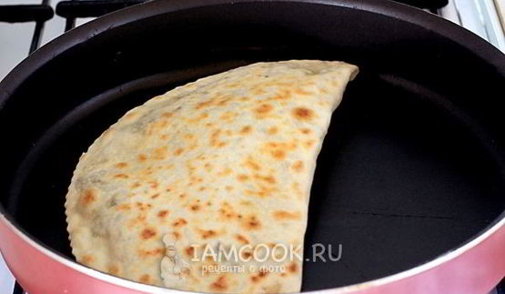 лепешки с начинкой на сковороде