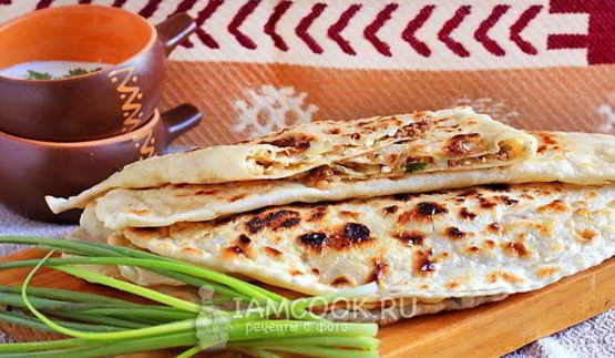 лепешки с начинкой на сковороде