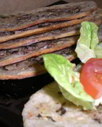 Лепешки с пармезаном, мятой и песто из молодого лука