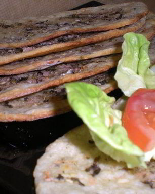 Лепешки с пармезаном, мятой и песто из молодого лука