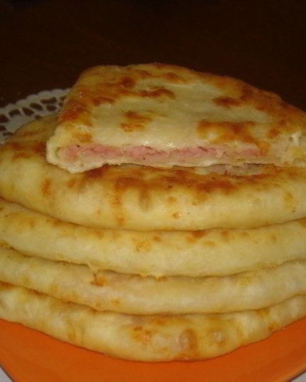Рецепт лепешек с сыром и колбасой