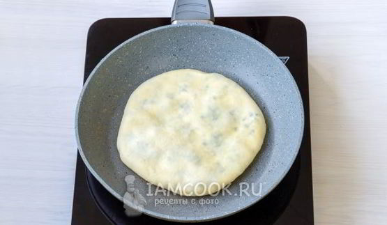 лепешки с сыром и зеленью на сковороде