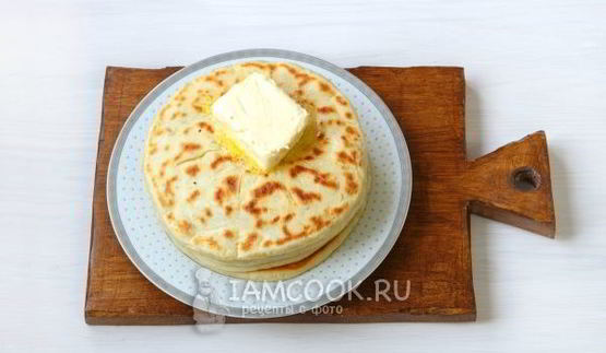 лепешки с сыром и зеленью на сковороде