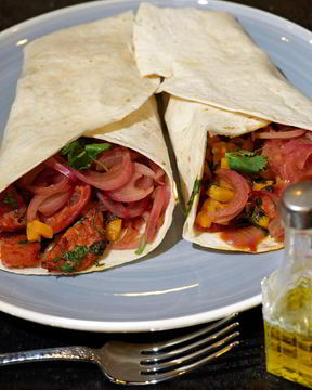 Лепешки с тыквой, острой колбасой и маринованным луком