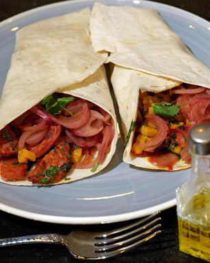 Лепешки с тыквой, острой колбасой и маринованным луком