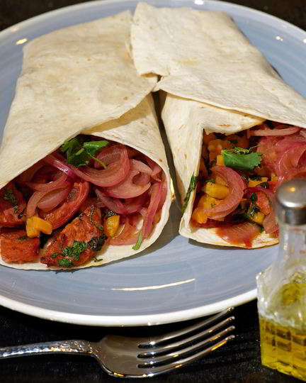 Рецепт лепешек с тыквой, острой колбасой и маринованным луком