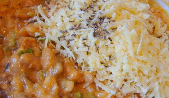 мексиканские лепешки с фасолью, сыром и острым соусом