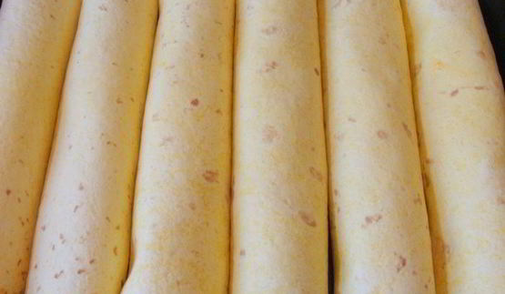 мексиканские лепешки с фасолью, сыром и острым соусом