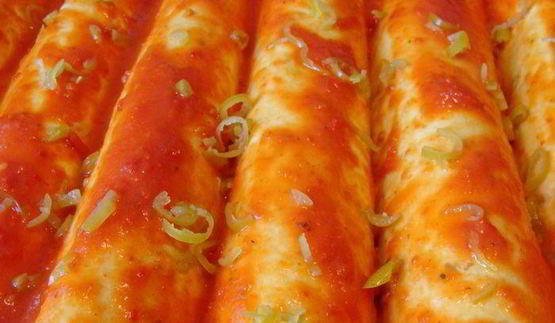 мексиканские лепешки с фасолью, сыром и острым соусом