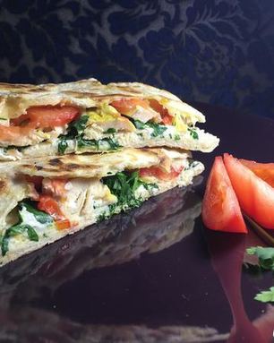 Пита с курицей, сыром и овощами