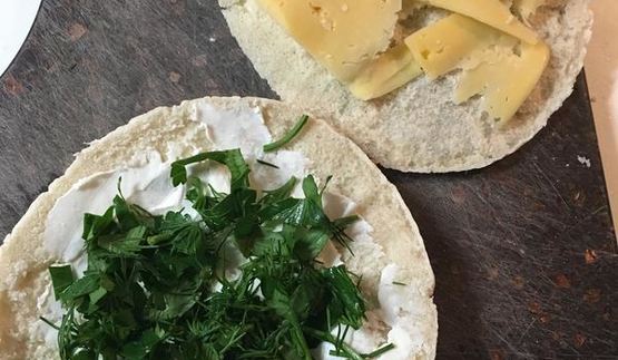 пита с курицей, сыром и овощами