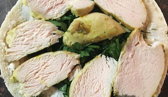 пита с курицей, сыром и овощами