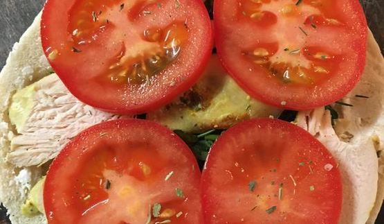 пита с курицей, сыром и овощами