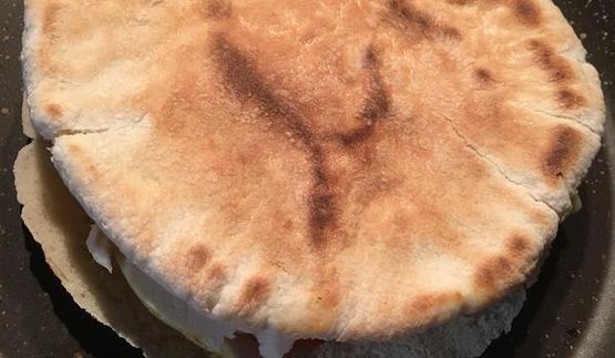 пита с курицей, сыром и овощами