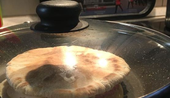 пита с курицей, сыром и овощами