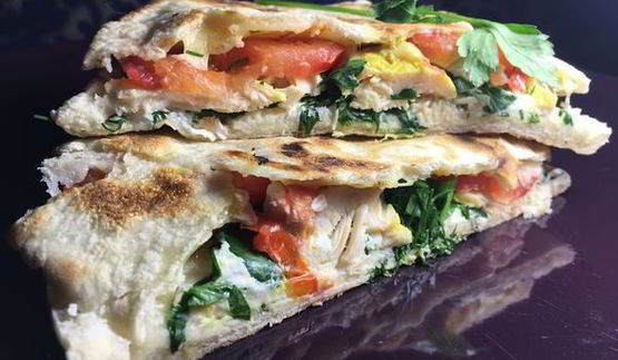 пита с курицей, сыром и овощами