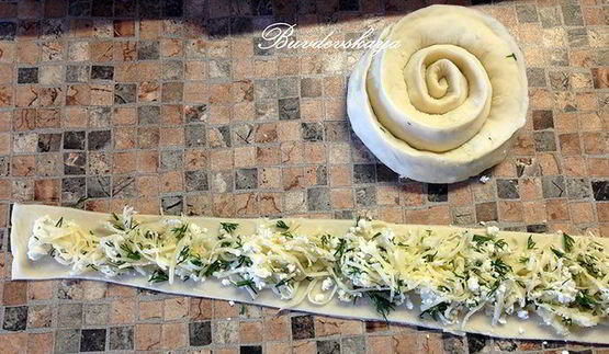 спиралевидные лепешки с творогом и сыром