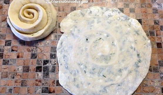 спиралевидные лепешки с творогом и сыром