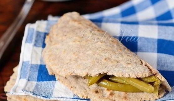 тонкие пшенично-ржаные лепешки с орехами