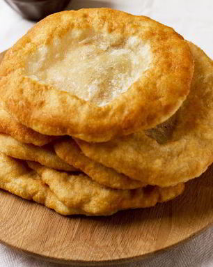 Венгерский лангош — дрожжевые чесночные лепешки