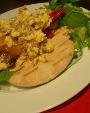 Яичница-болтунья с тунцом, маринованным перцем и лепешками пита