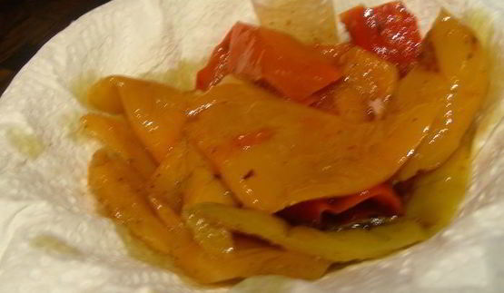 яичница-болтунья с тунцом, маринованным перцем и лепешками пита