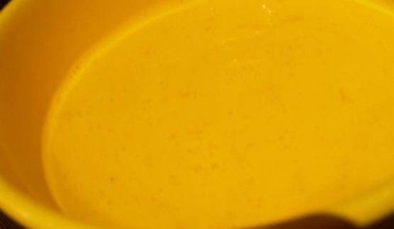 яичница-болтунья с тунцом, маринованным перцем и лепешками пита