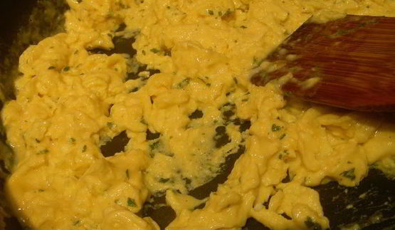 яичница-болтунья с тунцом, маринованным перцем и лепешками пита