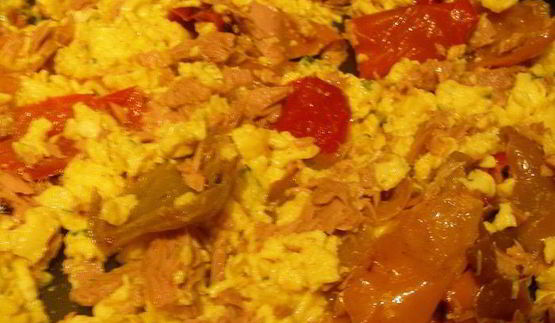 яичница-болтунья с тунцом, маринованным перцем и лепешками пита