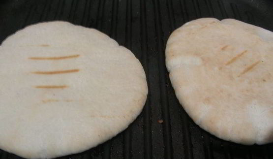 яичница-болтунья с тунцом, маринованным перцем и лепешками пита