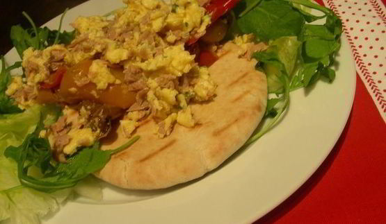 яичница-болтунья с тунцом, маринованным перцем и лепешками пита