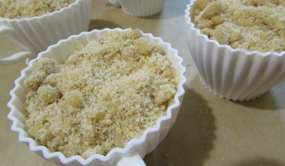 биг-маффины с вишней, кедровыми орешками и штрейзелем