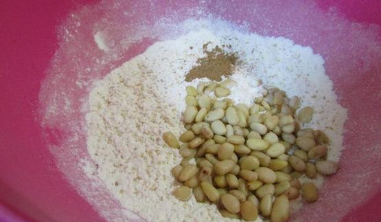 биг-маффины с вишней, кедровыми орешками и штрейзелем