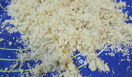 биг-маффины с вишней, кедровыми орешками и штрейзелем