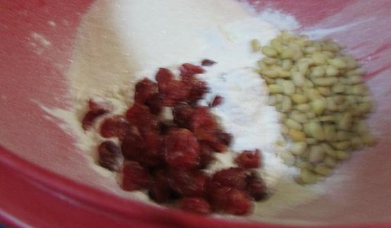 биг-маффины с вишней, кедровыми орешками и штрейзелем