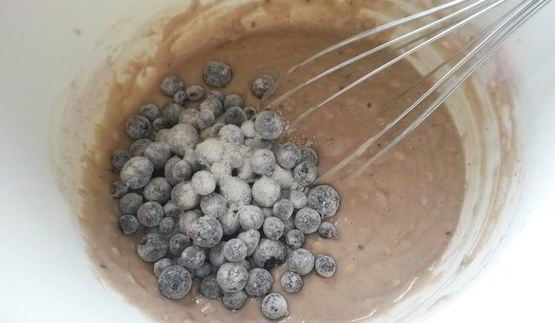 йогуртовые маффины с черной смородиной