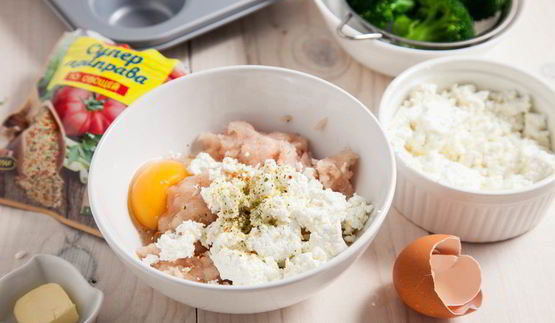 куриные маффины с творогом и брокколи