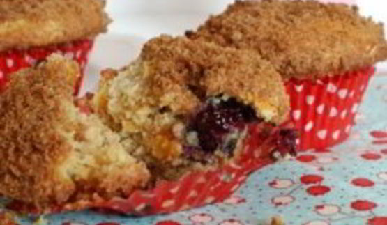 лавандовые маффины с ежевикой и персиками