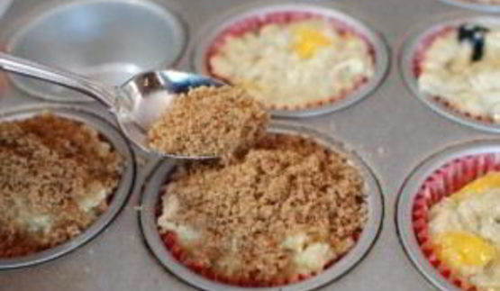 лавандовые маффины с ежевикой и персиками